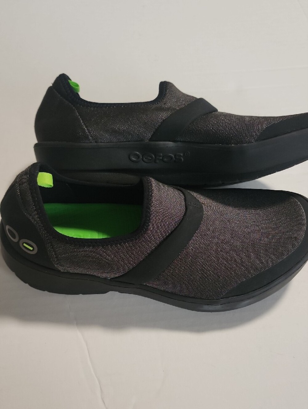 OOFOS Black Slip-On Clogs with Green Insole - Picture 10 of 10